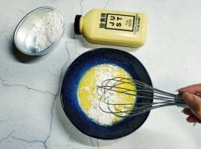 将低粉倒入3分1量入蛋液中搅拌均匀