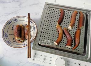 把蒸制好的茄子夹入碗中，手撕成条备用。