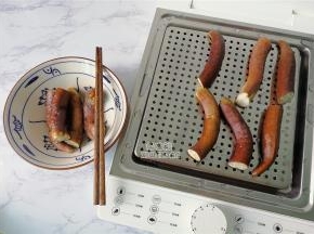 把蒸制好的茄子夹入碗中，手撕成条备用。