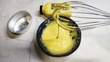 蛋液慢慢变浓稠，低粉全部搅拌好，蛋液状态如图，可以流动但滴落后不会立刻沉没就可以了