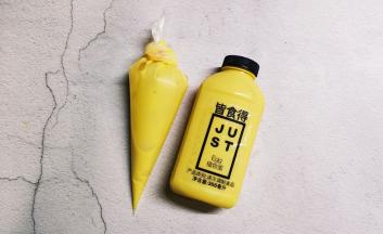 将蛋糊装入裱花袋，剪一个小口