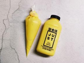 将蛋糊装入裱花袋，剪一个小口