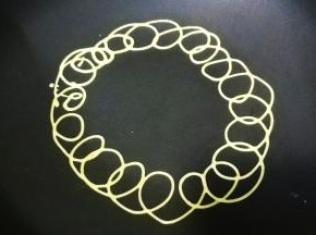 不粘锅不用加油！不用加油！不用加油！
小火加热，画圈手法挤上外层