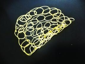 再用手慢慢卷起