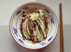 蒜瓣去皮切成蒜末放入手撕茄子碗中。