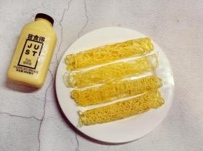 依次卷好放碟子里