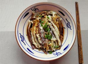 倒入生抽，盐，白砂糖，再撒入点葱花。