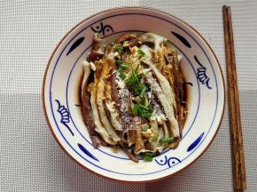 倒入生抽，盐，白砂糖，再撒入点葱花。