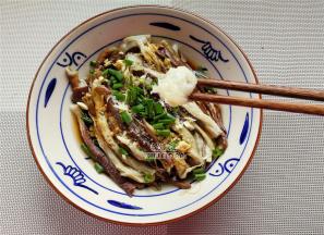 最后放入一点熬好的猪油，吃的时候再拌均匀即可食用了。