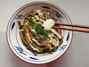 最后放入一点熬好的猪油，吃的时候再拌均匀即可食用了。