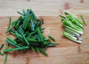 首先把小葱洗净，把葱段和葱白切开，分别放置。