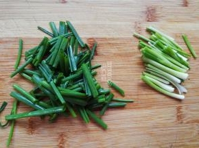 首先把小葱洗净，把葱段和葱白切开，分别放置。