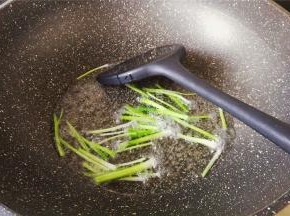 热锅倒入适量的油，升温后，把葱白先放入炸制。