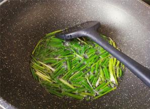 熬制葱白变软后，把沥干的葱段放入炸制片刻，蒸发掉水分。