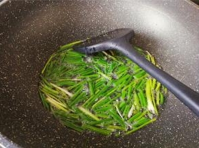 熬制葱白变软后，把沥干的葱段放入炸制片刻，蒸发掉水分。