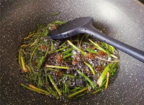 然后把生抽，蒸鱼豉油倒入锅中沸煮下，激出香味来。