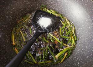 把白砂糖再倒入锅中，用锅铲快速划动，让糖融化。