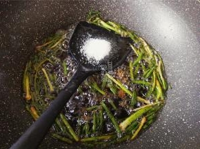 把白砂糖再倒入锅中，用锅铲快速划动，让糖融化。