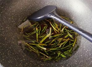 调小火慢慢熬下就关火，等晾凉就可以装罐中了。