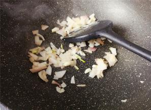 首先热锅下油，把洋葱碎炒熟备用（吃的了生洋葱可不用炒）。