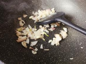 首先热锅下油，把洋葱碎炒熟备用（吃的了生洋葱可不用炒）。