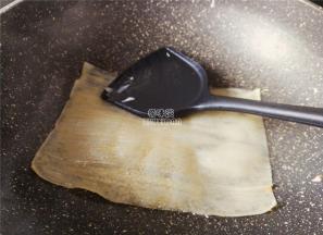 锅中刷一层，把冷面片放入煎制，煎的面皮变软，再倒入少许清水把边角煎软。