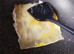 接着把冷面片翻面，鸡蛋这面朝下煎制一下。