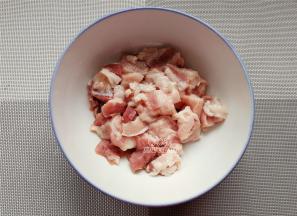 首先把五花肉洗净，不去皮，切均匀厚度的片状放入碗中。