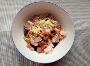 把料酒，生抽倒入，姜蒜末也放入用筷子混合均匀。