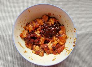 再分别倒入黄豆酱和豆瓣酱用筷子混合均匀，腌制10分钟。