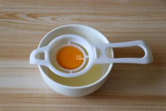 将鸡蛋蛋黄蛋白分离；