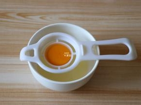 将鸡蛋蛋黄蛋白分离；