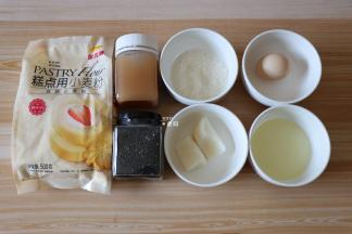 准备好食材，山药提前去皮洗净蒸熟；