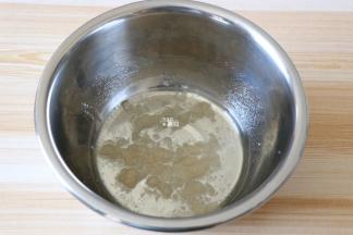 将玉米油、白砂糖、蜂蜜倒入碗里，一起搅拌均匀；