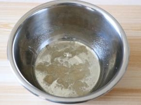 将玉米油、白砂糖、蜂蜜倒入碗里，一起搅拌均匀；