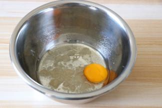 蛋黄倒入到之前油糖混合物里拌均匀；