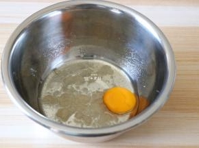 蛋黄倒入到之前油糖混合物里拌均匀；