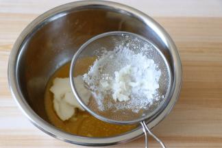 山药压成泥过筛到油糖混合物里；