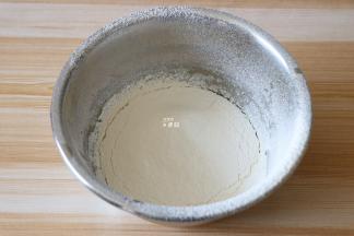 筛入低筋面粉；