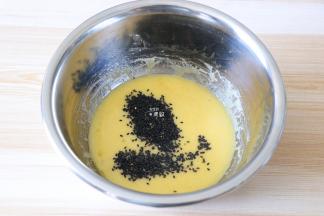 倒入熟芝麻搅拌混合均匀；