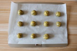 揉成小圆球，一一放在铺了烘焙油纸的烤盘上，每个大约20g左右重；