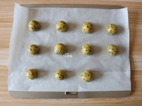 揉成小圆球，一一放在铺了烘焙油纸的烤盘上，每个大约20g左右重；