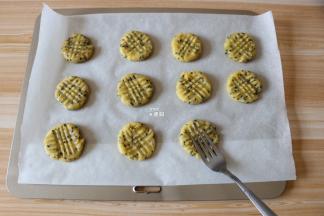 用叉子轻轻交叉压扁、压出网纹状；