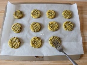 用叉子轻轻交叉压扁、压出网纹状；