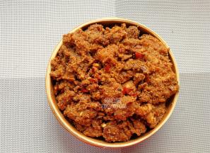 把裹好的米粉的五花肉，一片片依次铺在南瓜上。