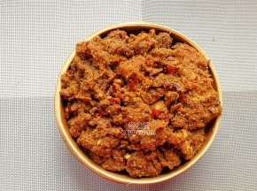 把裹好的米粉的五花肉，一片片依次铺在南瓜上。