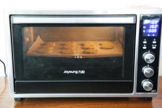 放入预热好的烤箱中层，160度烤25分钟左右，表面呈金黄色即可出炉；