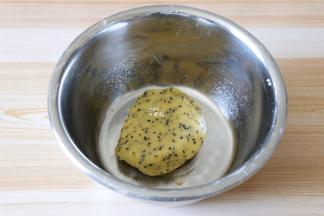 搅拌均匀揉成面团，这里力道要轻柔一点，不要过度搅拌，否则影响口感；