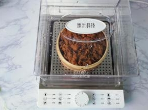 把食材容器放入蒸锅上，蒸制时间是：1小时。
