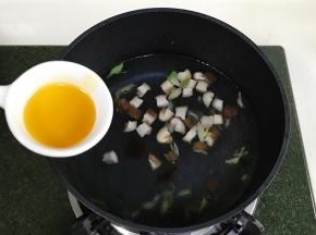 加入适量的清水，加生抽、蚝油和鸡汁调味料。